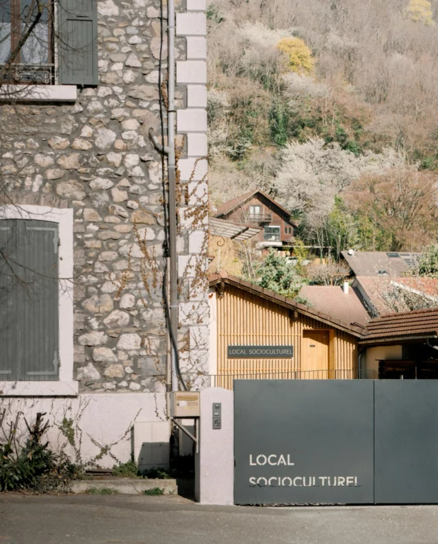 Réhabilitation d’anciens garages communaux en local socioculturel

Livraison décembre 2025

———

Entreprises : ATOM _ @moyne_tradition _ @2econcept_ @menuisiersdufontanil _ MEG électricité _ SNTC plomberie chauffagiste 
Maîtrise d’ouvrage : commune de sainte marie d’alloix

———

Photos : @clement_molinier 
Réalisation des photographies à l’appareil argentique
