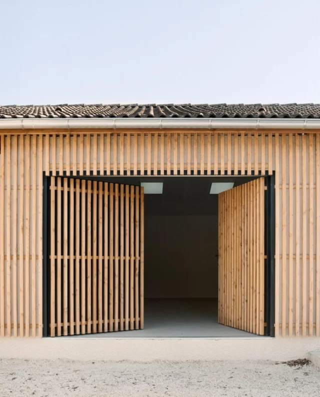 Réhabilitation d’anciens garages communaux en local socioculturel

Livraison décembre 2025

———

Entreprises : ATOM _ @moyne_tradition _ @2econcept_ @menuisiersdufontanil _ MEG électricité _ SNTC plomberie chauffagiste 
Maîtrise d’ouvrage : commune de sainte marie d’alloix

———

Photos : @clement_molinier
